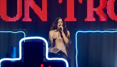 Rosalía, entre sonrisas y lágrimas en el debut de 'Lux' en directo con 'Reliquia'