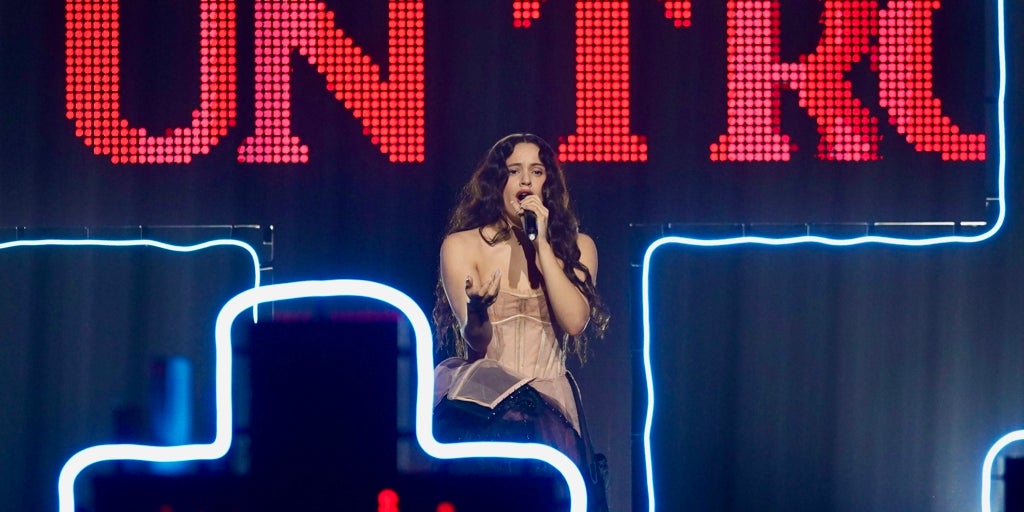 Rosalía, entre sonrisas y lágrimas en el debut de 'Lux' en directo con 'Reliquia'