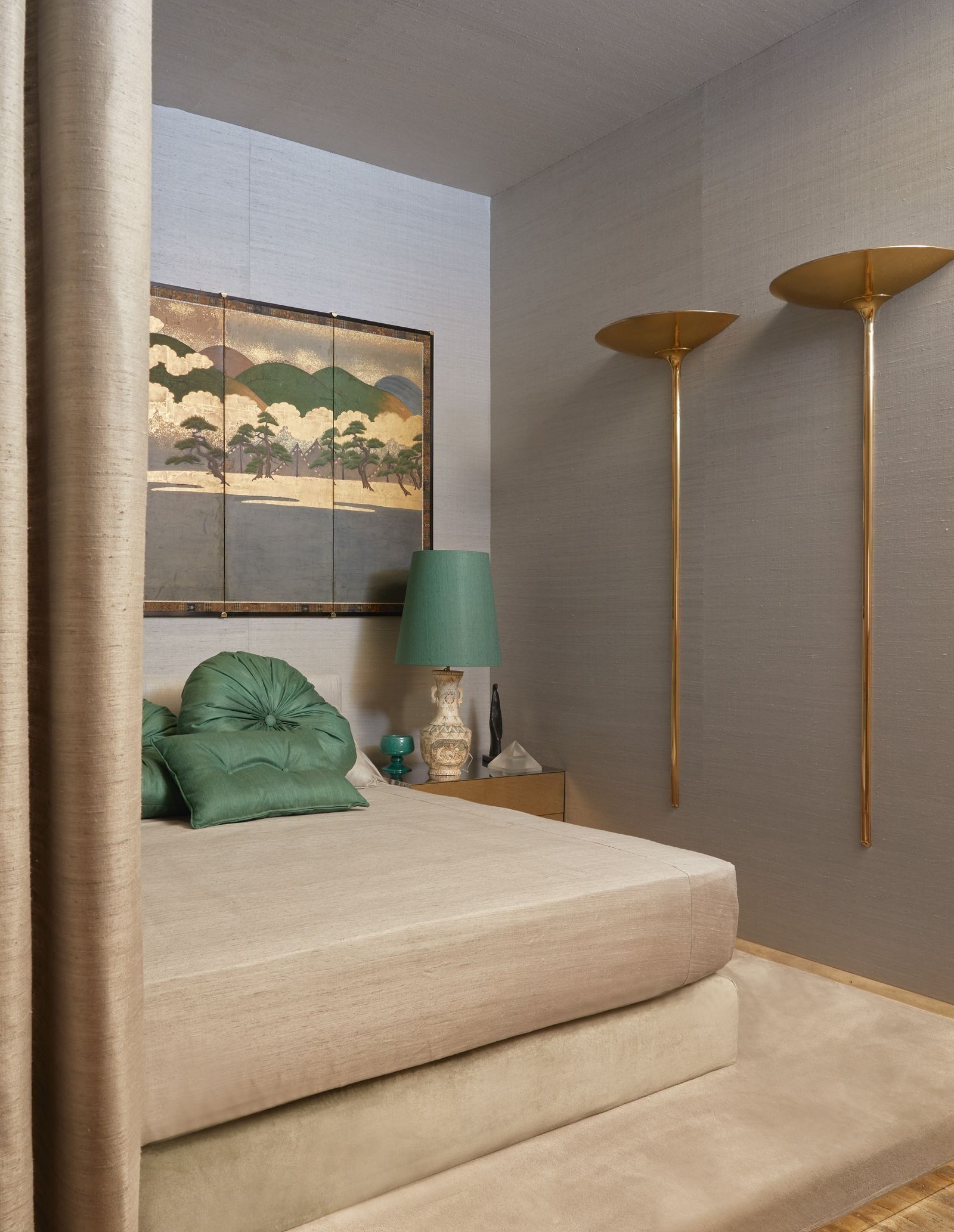 El biombo japons del siglo XIX que se encuentra en el dormitorio principal est elaborado con pan de oro y papel de...