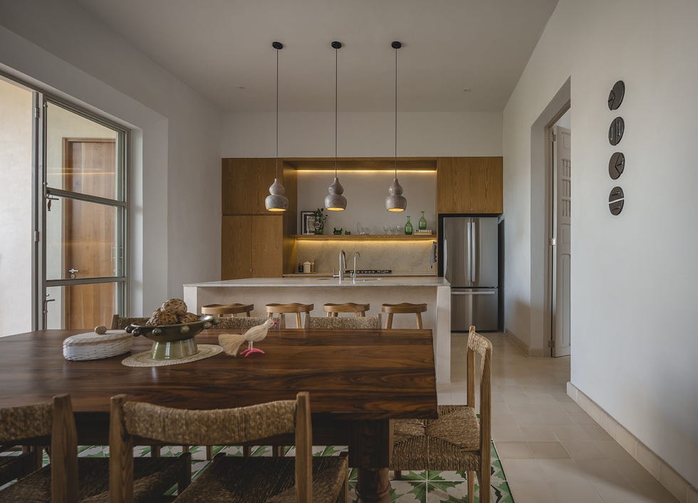 nada hace pensar que tras una sencilla fachada se encuentra una casa de mediados del siglo pasado, reformada, con patio y piscina