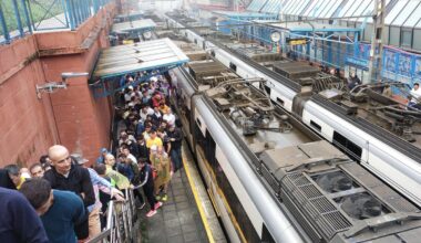 Cientos de corredores de la Behobia - San Sebastián afectados por la avería de un tren del Topo en Errenteria
