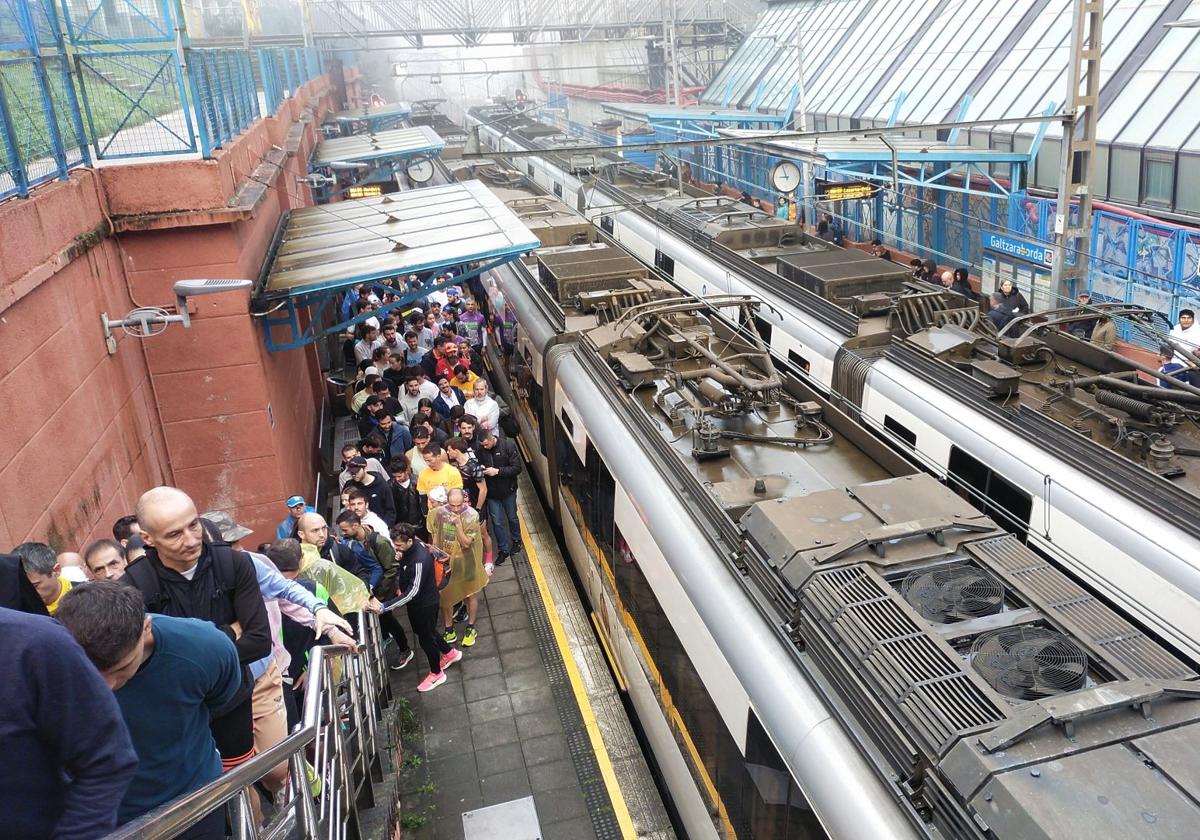 Cientos de corredores de la Behobia - San Sebastián afectados por la avería de un tren del Topo en Errenteria
