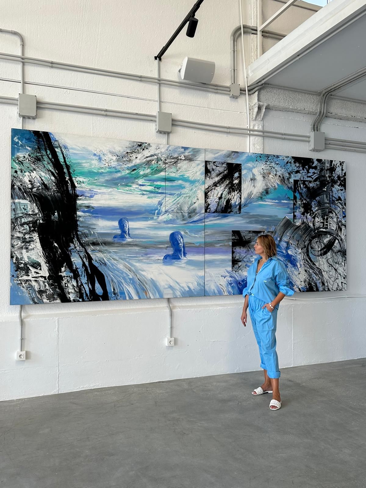 La galerista junto a la pintura El viento del alma del madrileño Ángel Orcajo.