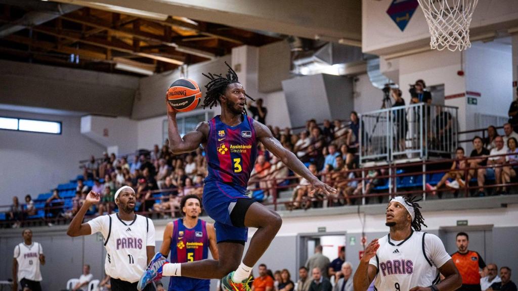Myles Cale penetra a canasta, en su primer partido con el Barça de basket