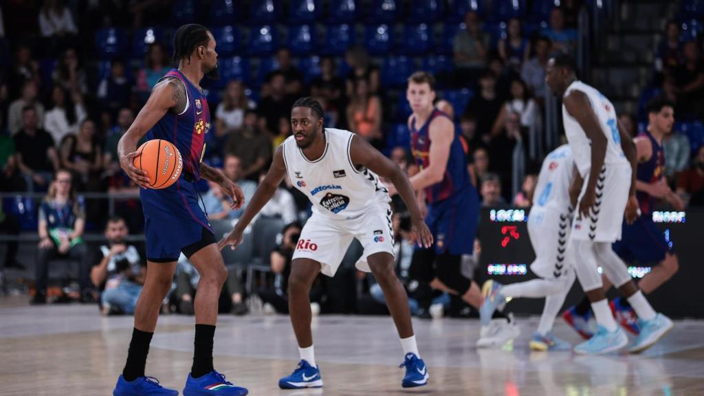Kevin Punter inicia una posesión en el Barça de basket-Río Breogán