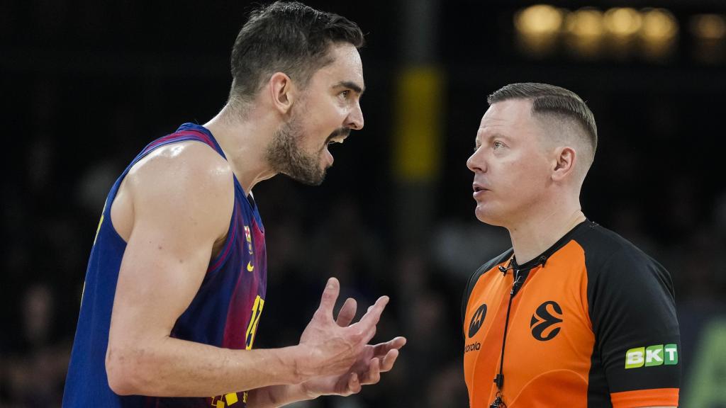 Tomas Satoransky protesta al árbitro en el clásico de Euroliga Barça de basket-Real Madrid