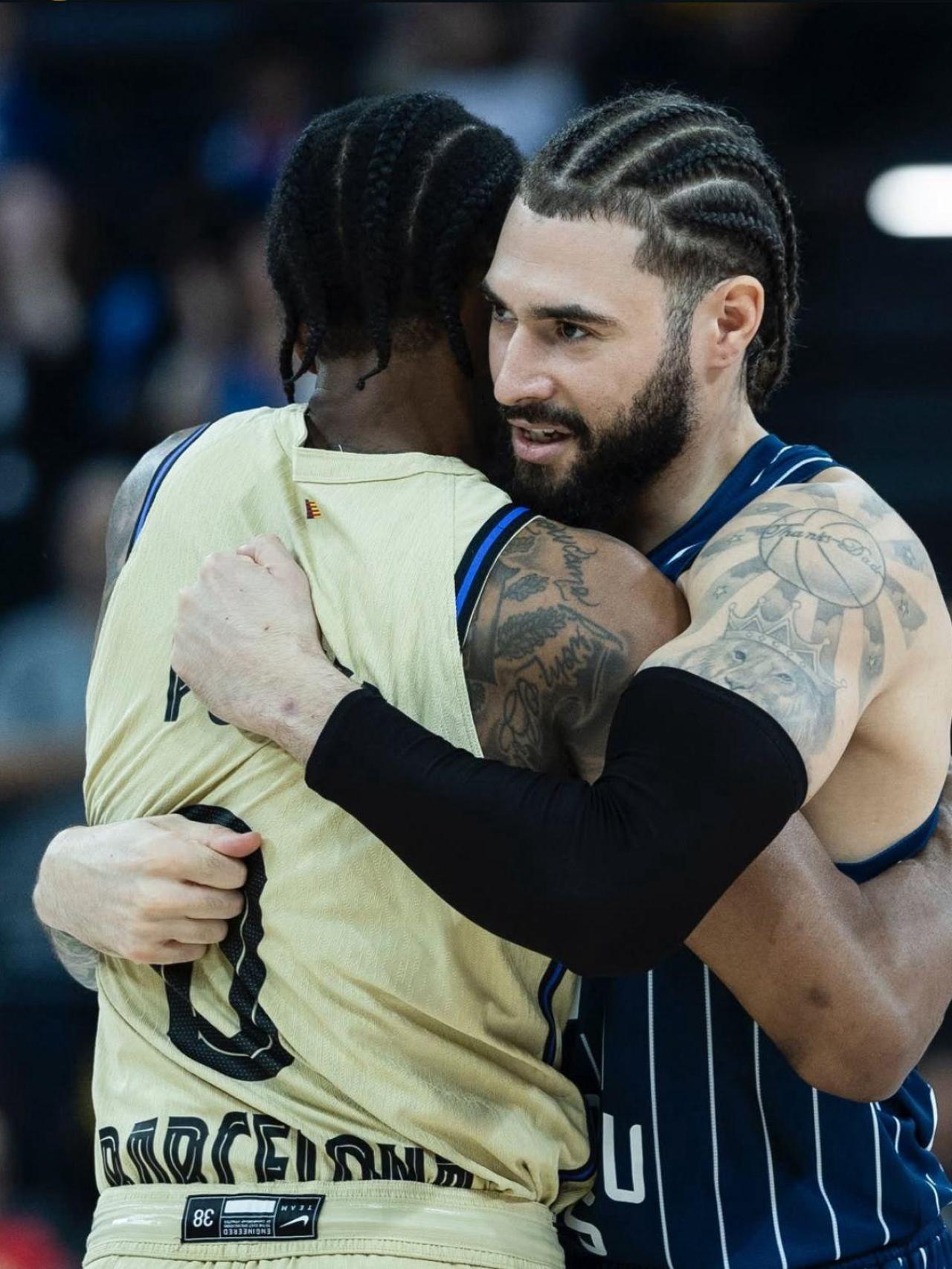 Kevin Punter se saluda con un jugador de Anadolu Efes en la Euroliga