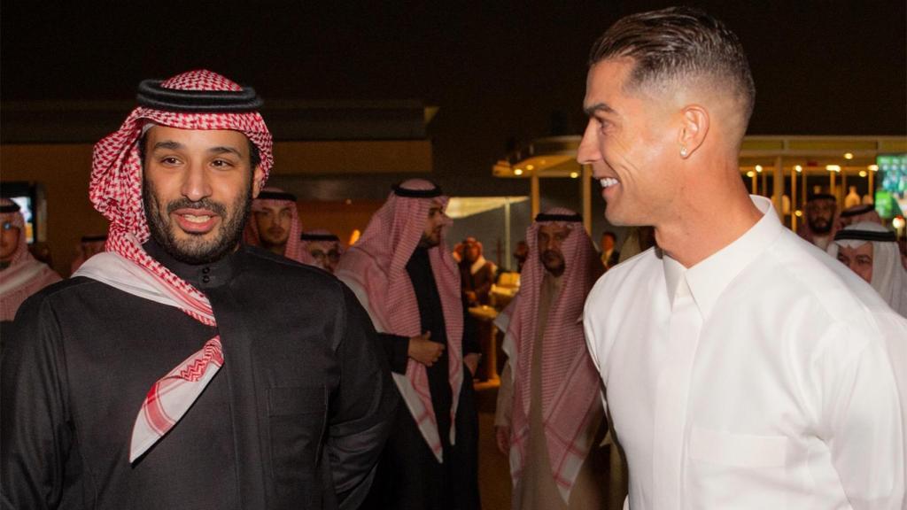 Cristiano Ronaldo junto a Mohamed bin Salmán, príncipe heredero de Arabia Saudí
