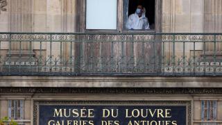 La policía científica trabaja en una sala del Museo del Louvre,