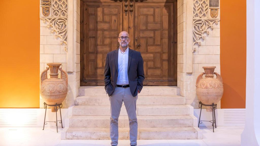 Ángel Sánchez posa en el patio del edificio.