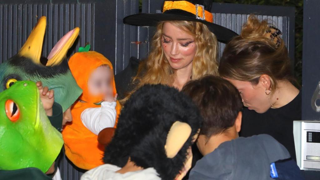 Amber Heard disfruta de la fiesta de Halloween cerca de su casa, en el madrileño barrio de El Viso.