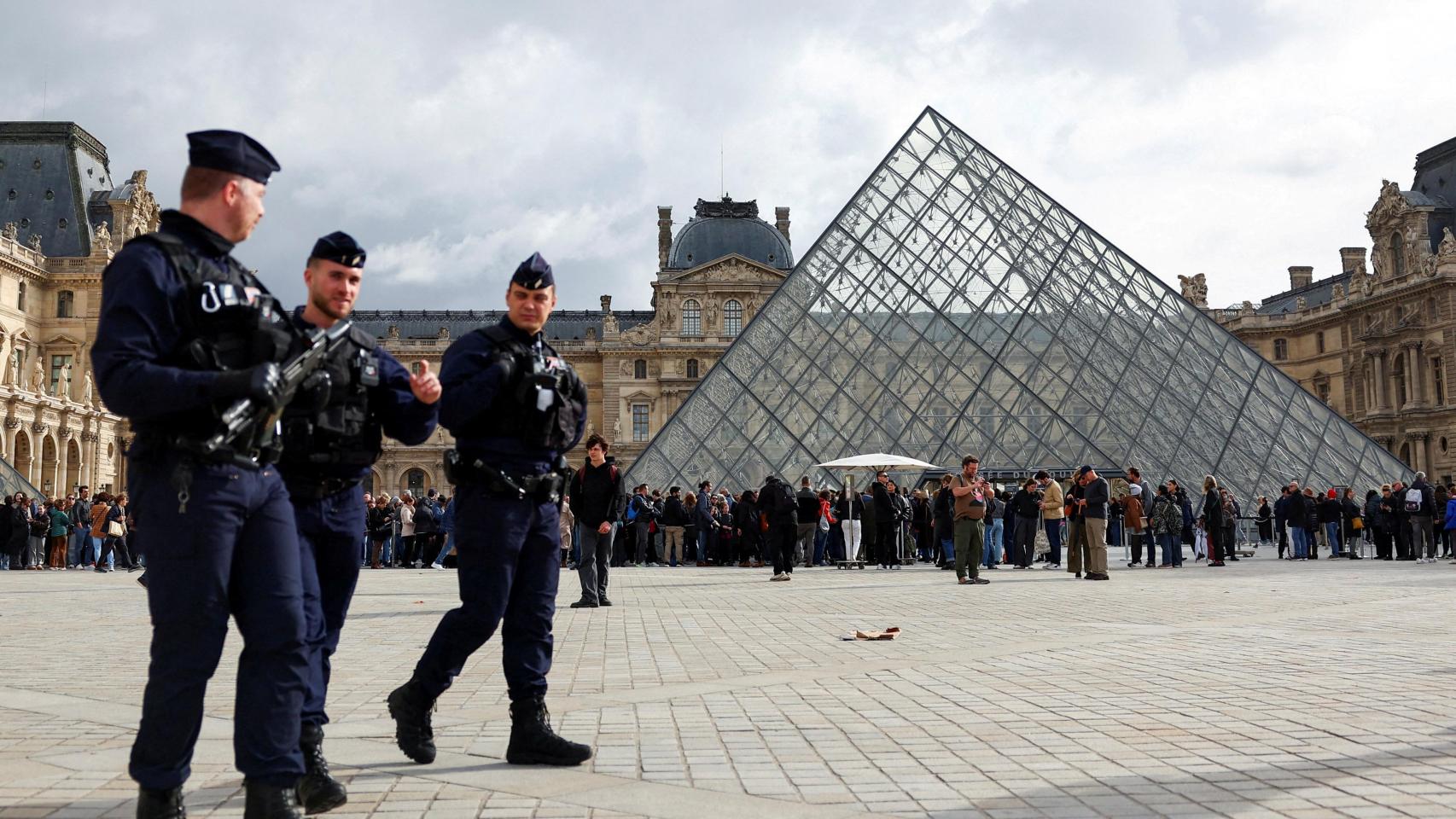 Dos de los sospechosos del 'golpe' en el Louvre ya habían sido condenados por delitos de robo en París hace una década