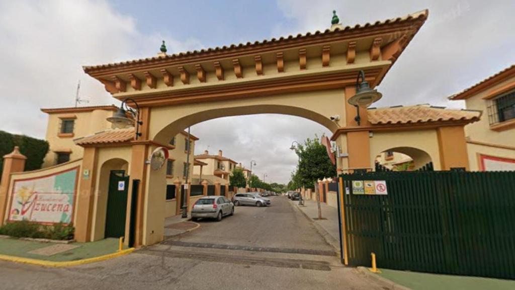 La entrada a la urbanización donde vive Eva González en Mairena de Alcor.