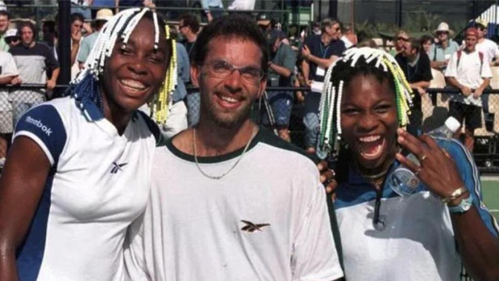Venus (a la izquierda) y Serena Williams junto a Karsten Braasch tras su 'Batalla de los Sexos'