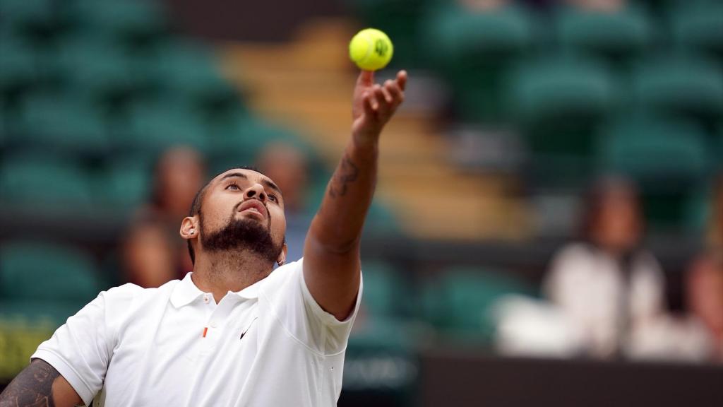 Nick Kyrgios, al servicio durante un partido de Wimbledon