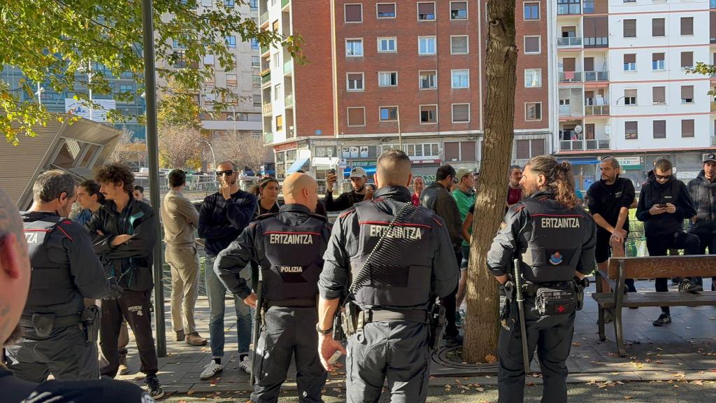 La Ertzaintza durante la intervención de Horus Desokupa.