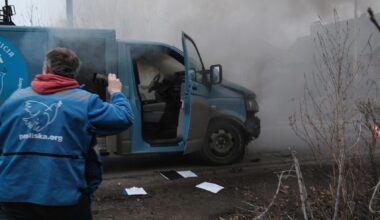 Un dron ruso ataca en Ucrania un vehículo humanitario identificado en el que viajaba la corresponsal de El Español