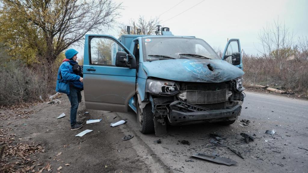 El vehículo tras el impacto del dron.