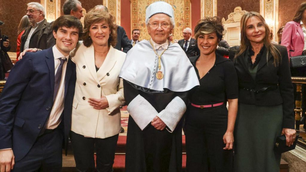 Fernando Ónega, junto a su mujer, Ángela Rodrigo, y sus tres hijos, Fernando Jr., Cristina y Sonsoles, en Madrid el pasado mes de marzo.