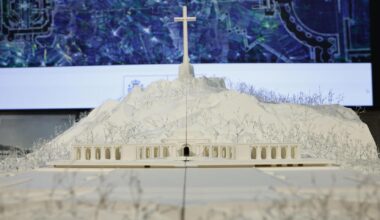 mantiene la cruz, pero sin escalinata