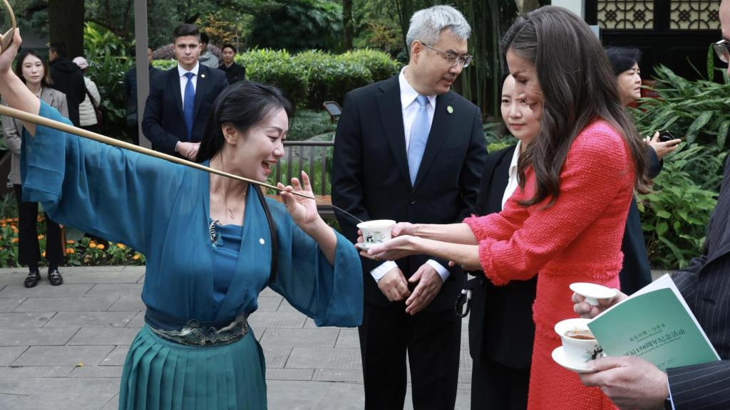 La Reina participando en la ceremonia del té.