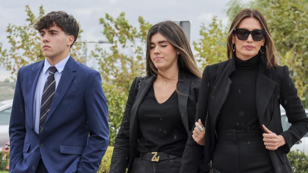 Bianca y Brando Severini, junto a su madre, Nieves Álvarez, en una fotografía tomada en Madrid en octubre de 2023.