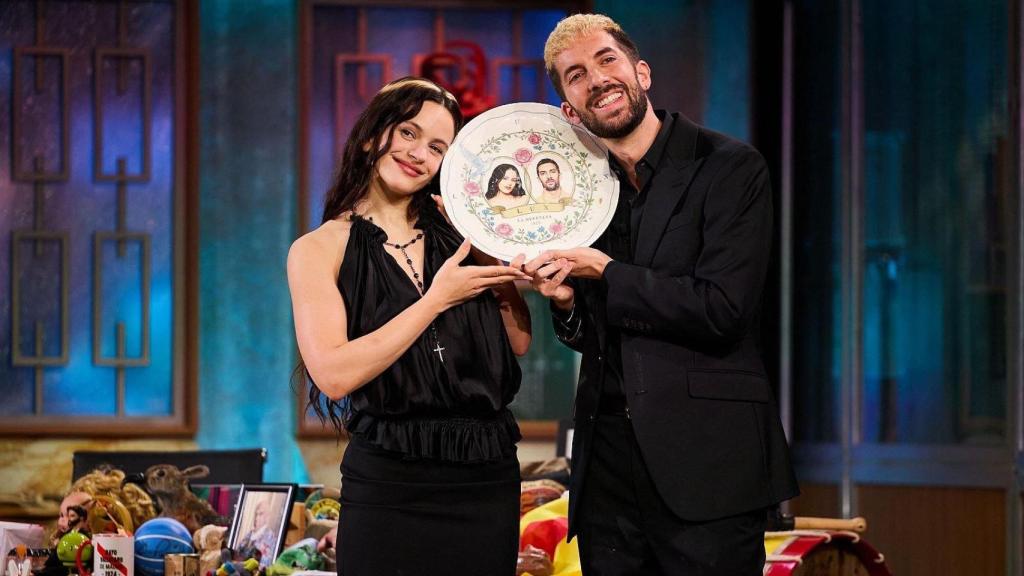 Rosalía y Broncano posan con el plato en el que llevaba el 'bizcochito casero'.