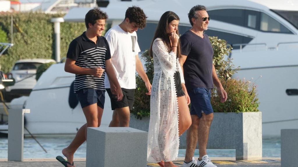 Marco Severini, junto a sus tres hijos, Adriano, Bianca y Brando, en Ibiza en 2021.