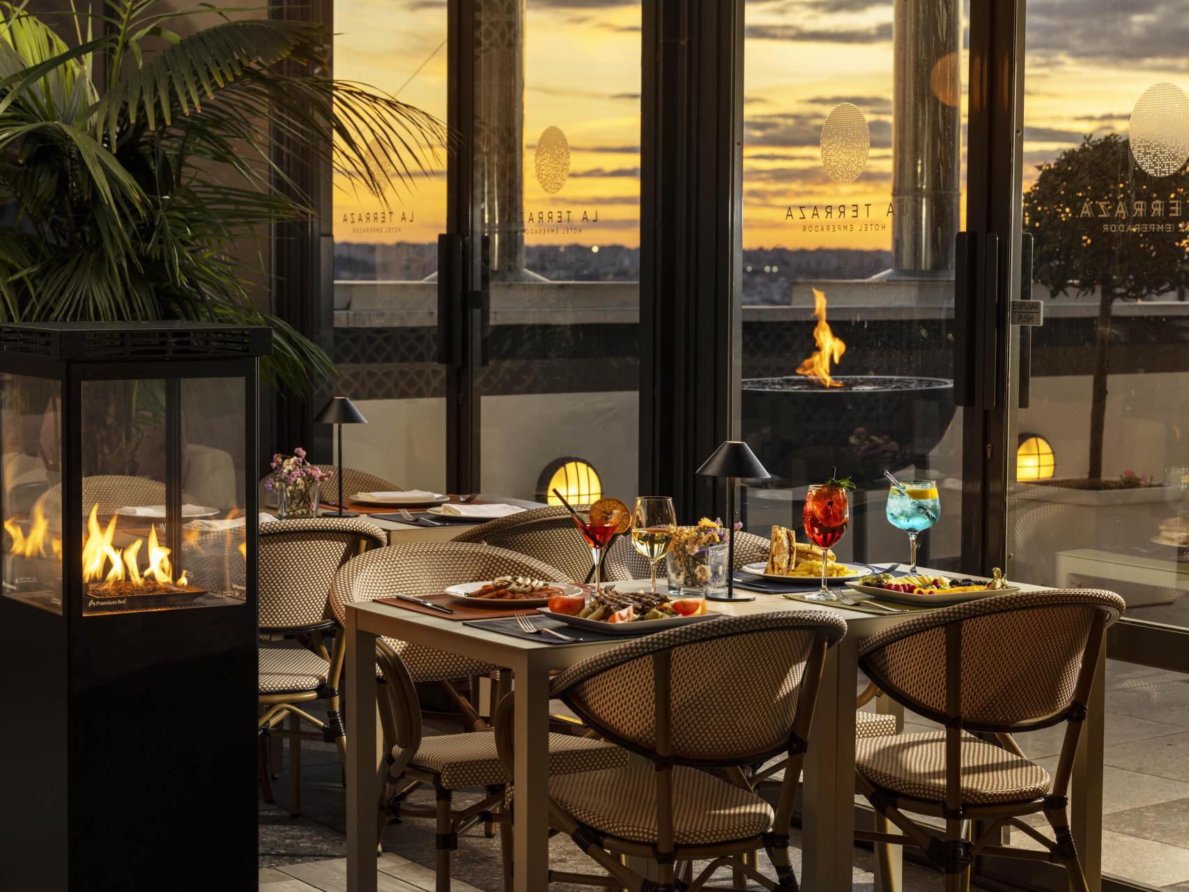 El atardecer en la terraza. El atardecer en la terraza.