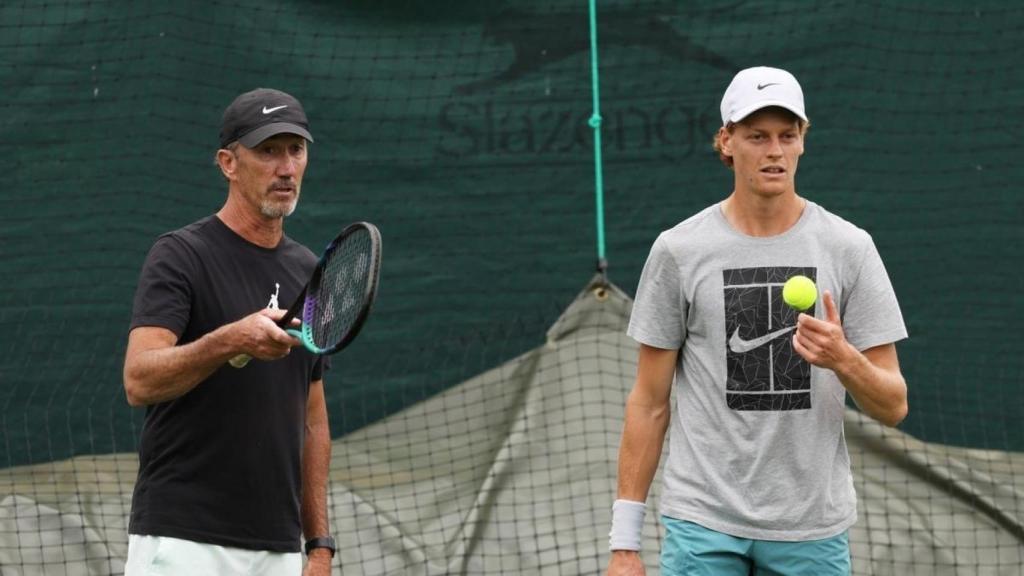 Darren Cahill entrena junto a Sinner.