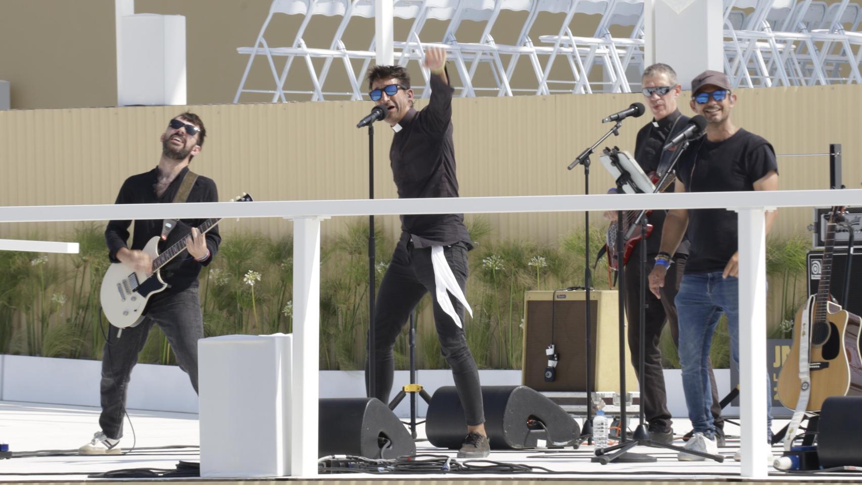 Los 'curas rockeros' de Alcalá que escuchan 2 M de personas en Spotify con giras por todo el mundo: "Nos tachan de herejes"