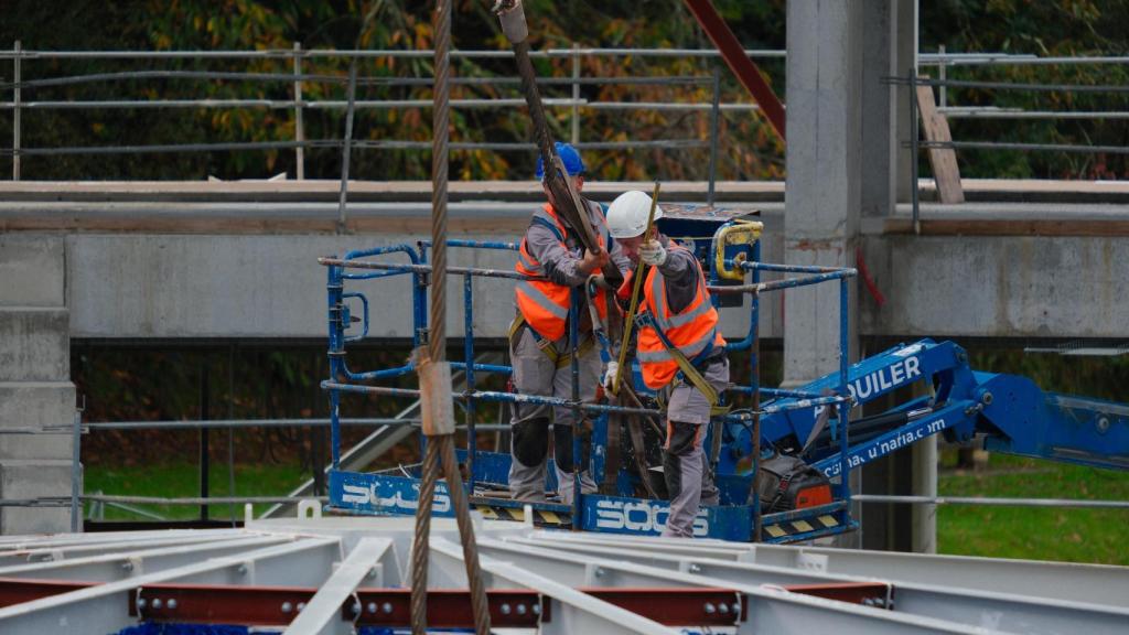 Operarios colocando la cúpula