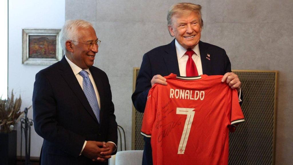 Donald Trump con la camiseta firmada por Cristiano Ronaldo