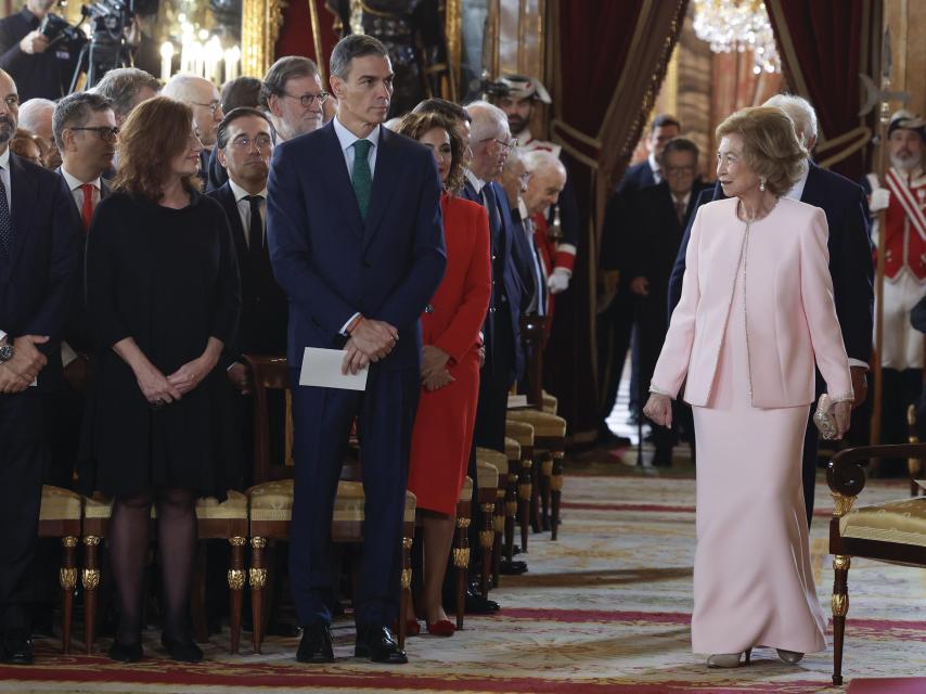 La reina Sofía ha elegido un look rosa de Alejandro de Miguel.