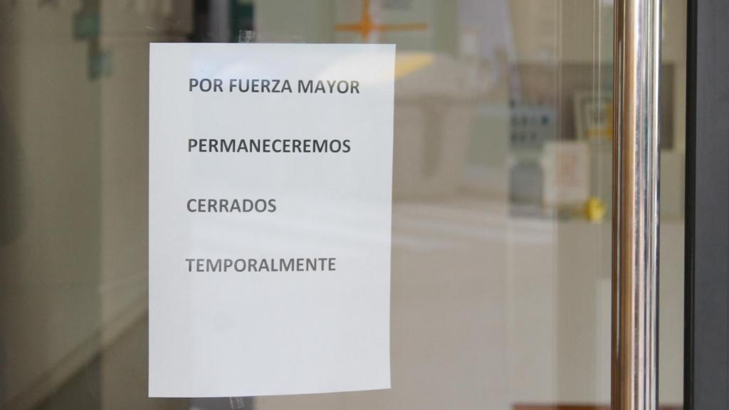 Cartel en la puerta de la clínica. EE