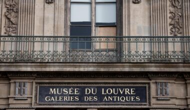 Una auditoría de 2018 describió el balcón del robo Louvre como "un punto vulnerable" y alertaba del uso de un montacargas