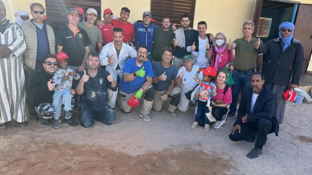 Los voluntarios reunidos con las personas locales de Bir Mogrein.