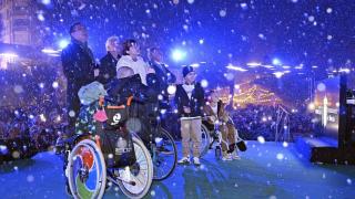 El actor Richard Gere y el alcalde de Murcia, José Ballesta, este viernes, con los niños y niñas de Oncología Pediátrica de La Arrixaca.