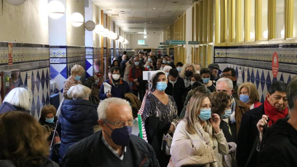 Largas filas para vacunarse contra la gripe y el Covid en Zaragoza