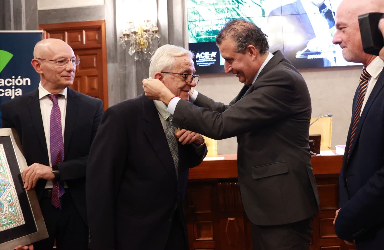Antonio Rodríguez Almodóvar recibe en la Casa de la Provincia el XVII Premio de las Letras Andaluzas por su defensa del patrimonio oral