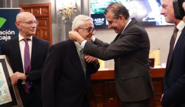Antonio Rodríguez Almodóvar recibe en la Casa de la Provincia el XVII Premio de las Letras Andaluzas por su defensa del patrimonio oral