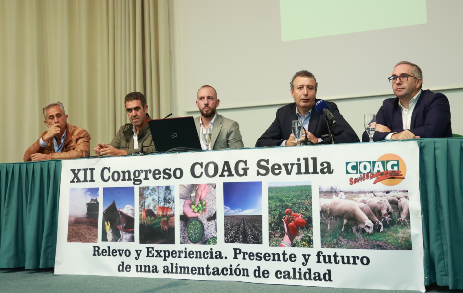 Javier Fernández fija en los recursos y en la conciliación las claves para que "en el campo sevillano se produzca un relevo generacional que quiera emprender"