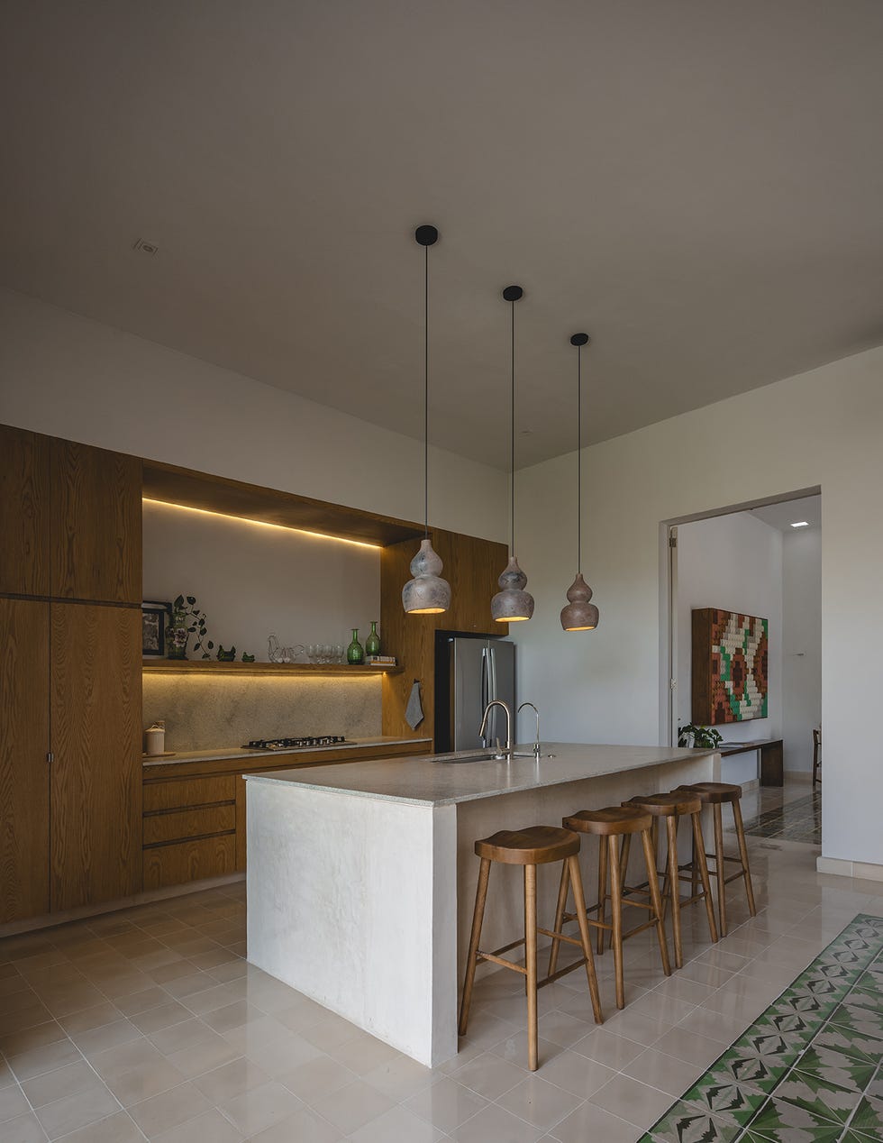 nada hace pensar que tras una sencilla fachada se encuentra una casa de mediados del siglo pasado, reformada, con patio y piscina