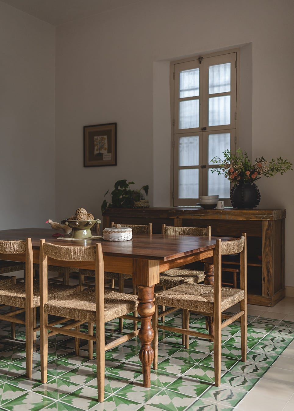 nada hace pensar que tras una sencilla fachada se encuentra una casa de mediados del siglo pasado, reformada, con patio y piscina