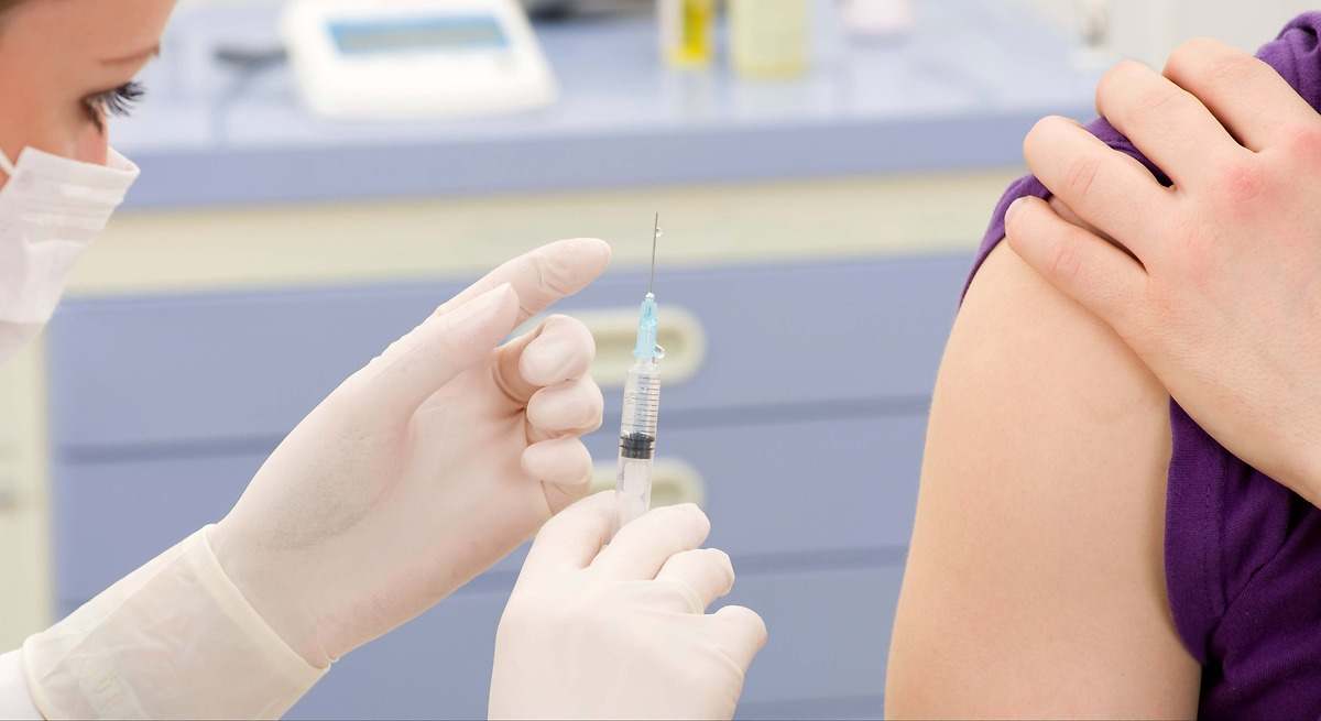 Se insta a los españoles a vacunarse "cuanto antes" contra la gripe por la rápida expansión de la variante K: "El tiempo es crucial"