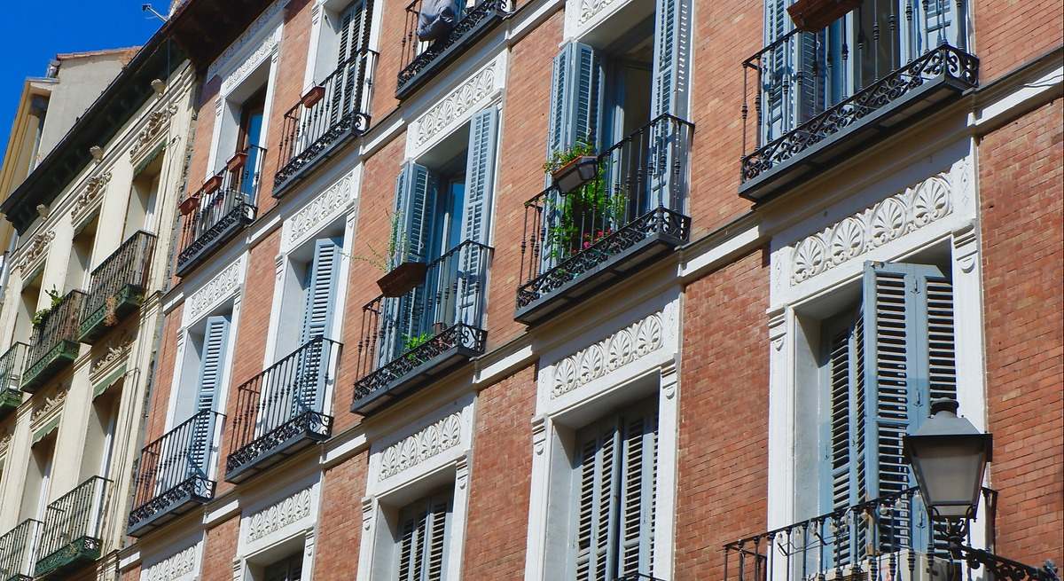 El Consejo General de la Arquitectura Técnica detecta a personas "atrapadas en sus viviendas" en este tipo de edificios