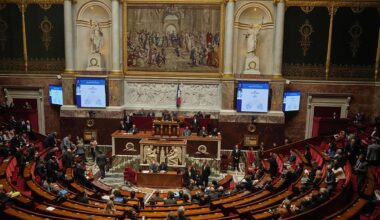 Los diputados franceses aprueban suspender la reforma de las pensiones con mayoría absoluta