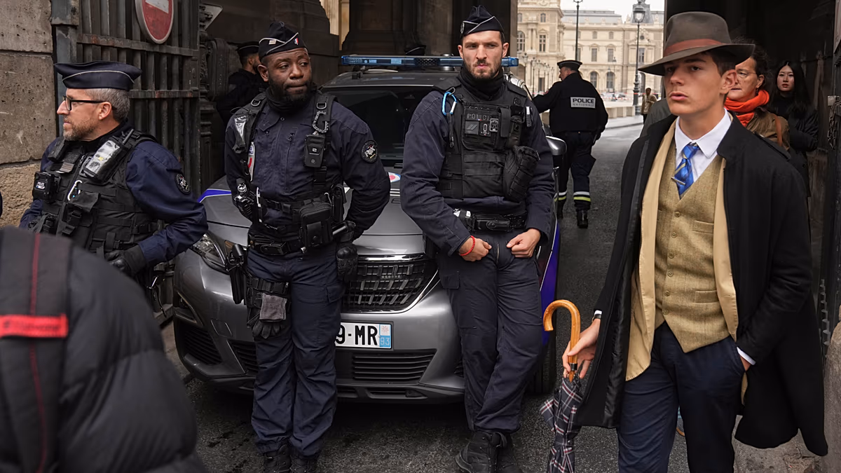 El misterio del 'detective' del Louvre: así habla el adolescente detrás de la foto viral