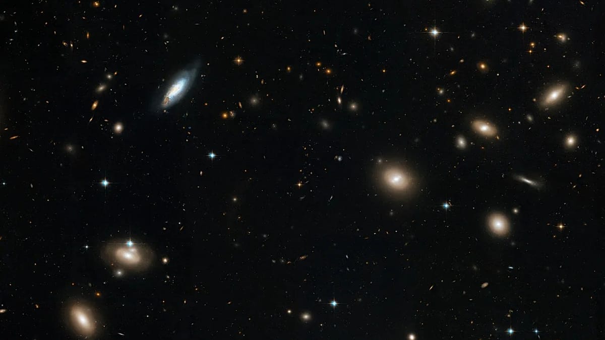 ¿Se ha observado por fin la materia oscura? Un nuevo estudio detecta un misterioso brillo galáctico