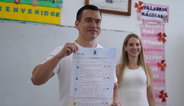 El presidente de Ecuador cambia a medio Gabinete tras su debacle en el referéndum